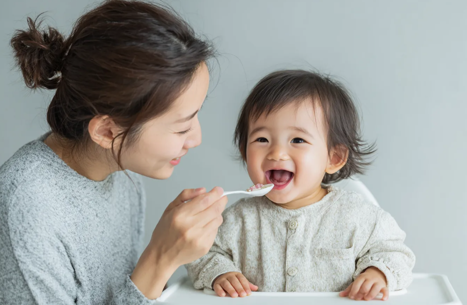 母が子どもに食事をさせている