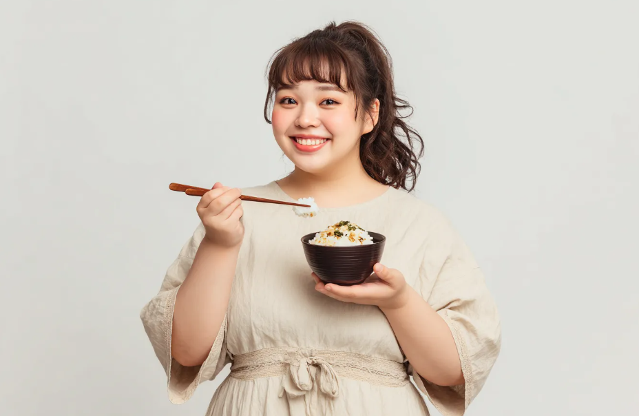 女性が丼を持っている